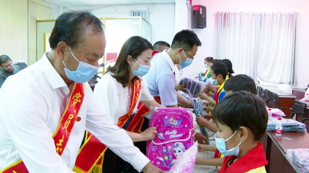 与爱同行情暖万家图片,情暖六一与爱同行