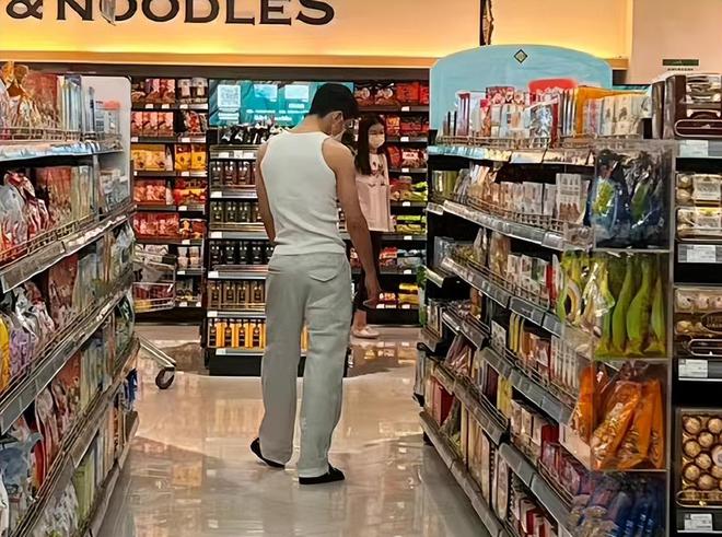 刘雯被拍到现身井柏然酒店俩人曾疑似被网友偶遇