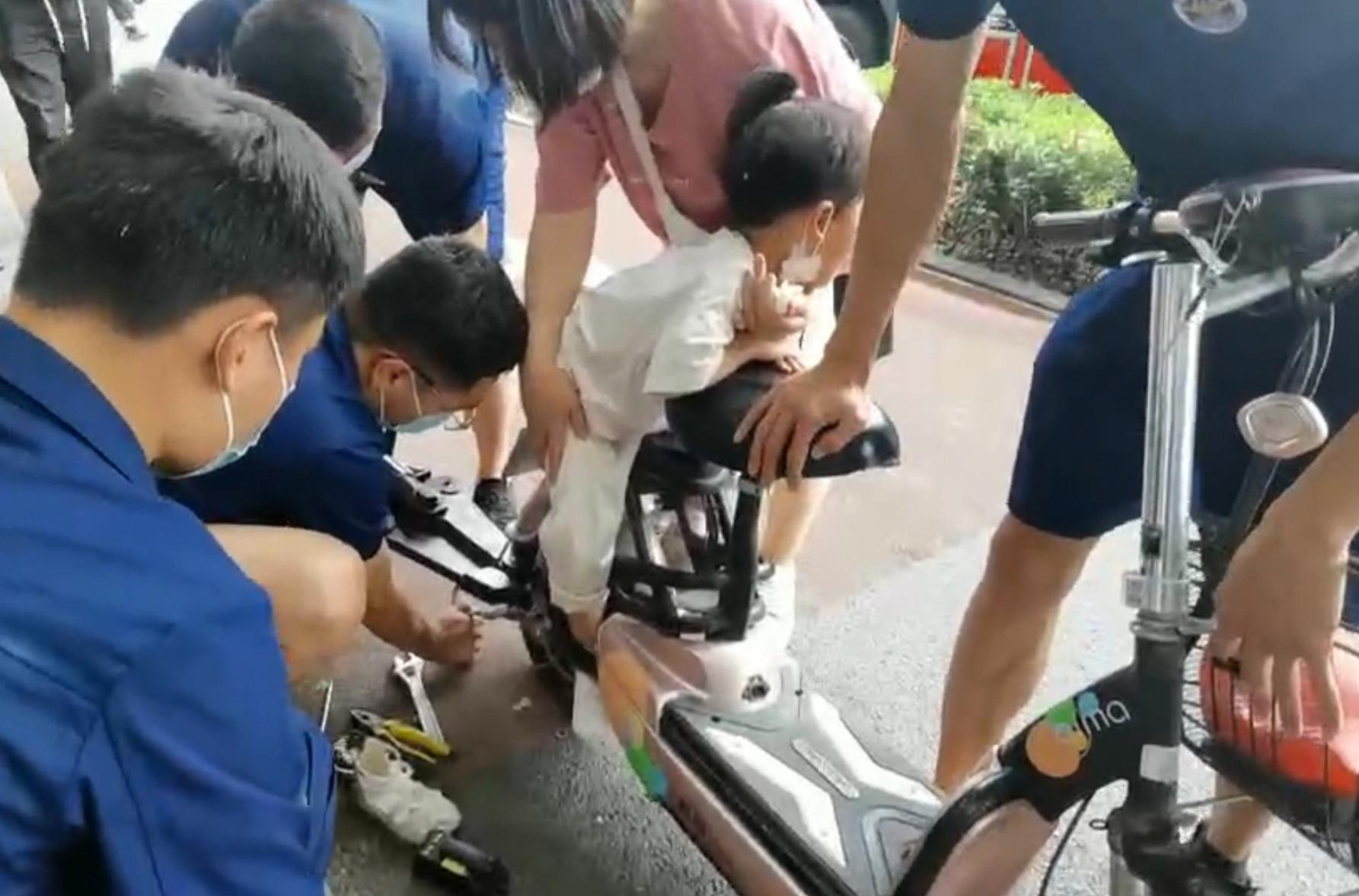 玉镯卡手里了怎么办,玉镯卡手