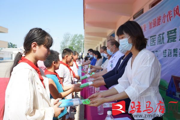 “健康天中行·大医献爱心”医疗科普进基层活动在上蔡县李斯楼村小学举行