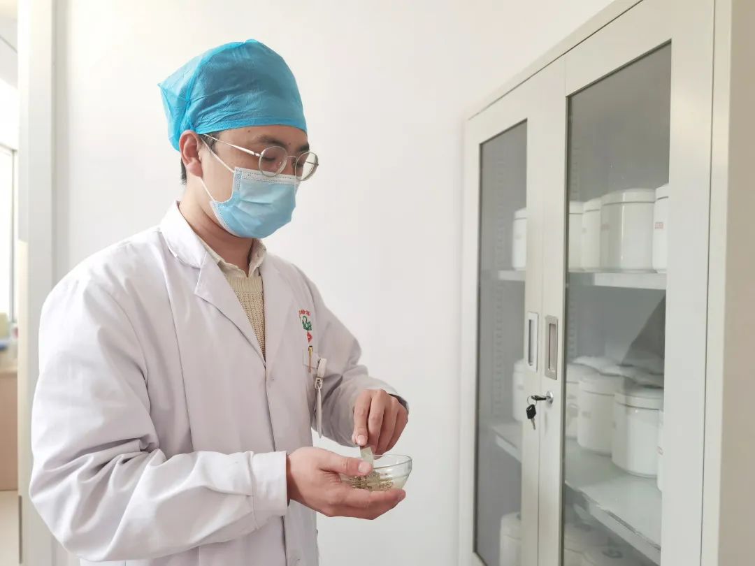 赠儿童康复师锦旗,妙手仁心救患者家属感恩送锦旗