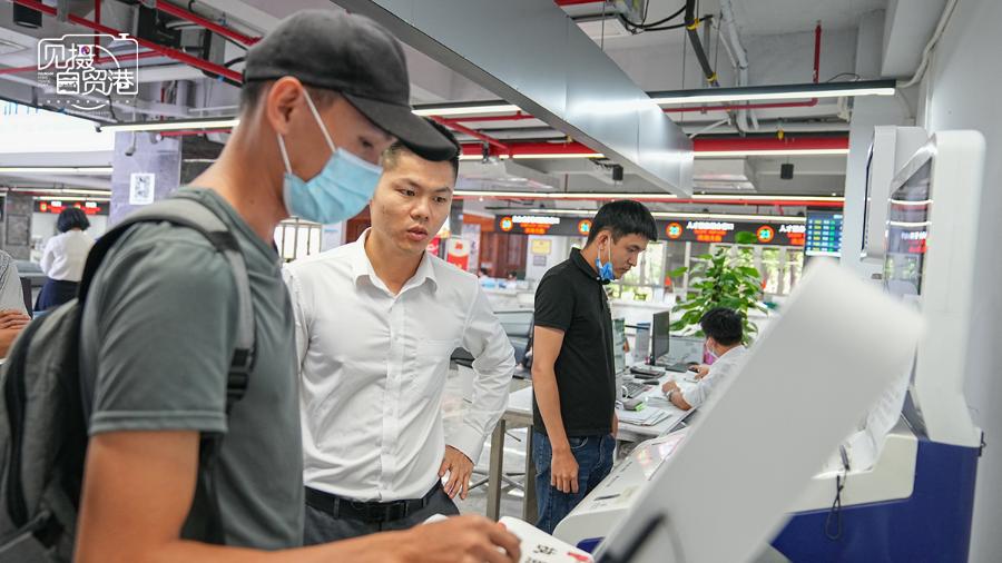 见摄自贸港｜海口江东新区项目专员“接单”为企业“跑腿”