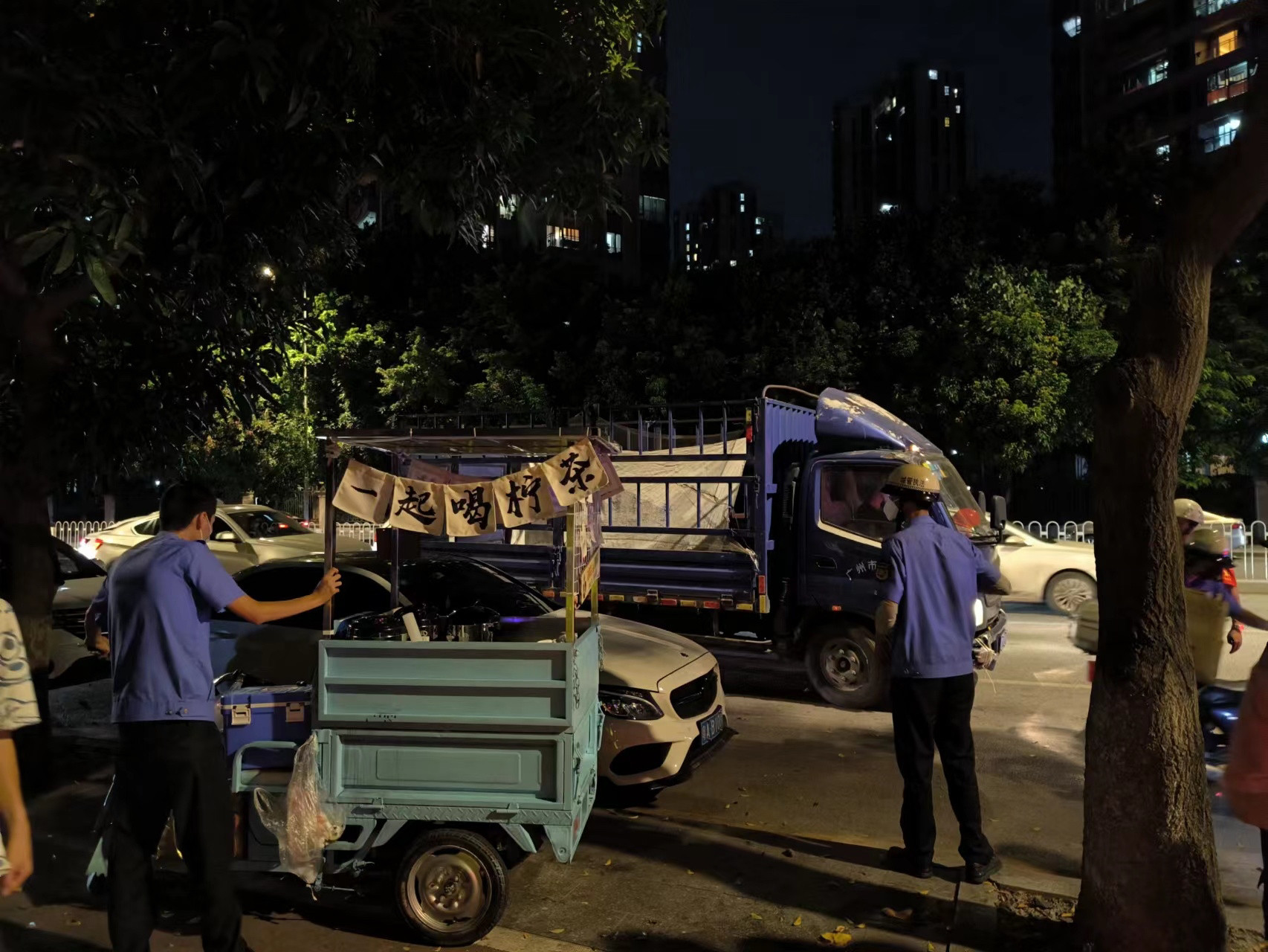 广州市白云区金沙街重拳整治“车尾箱夜市”