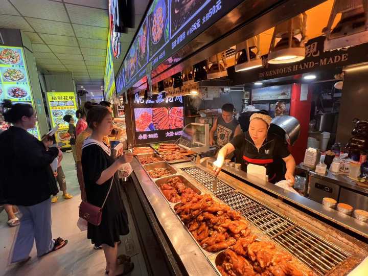 她卖烤猪蹄一天能卖到2万块，杭州夜宵天花板“啦喜街”的深夜在发生什么