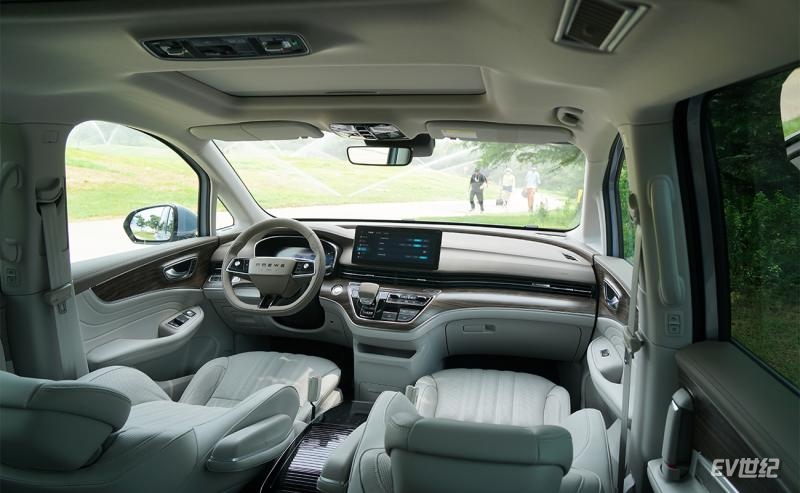 荣威imax8欢聚版路测,全球首款纯电mpv荣威imax8ev