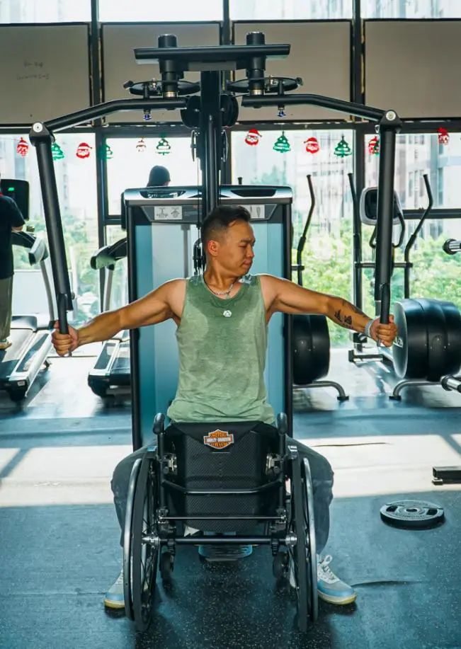 双腿残疾小伙健身一年减重50斤,双腿残疾小伙一年减重50斤