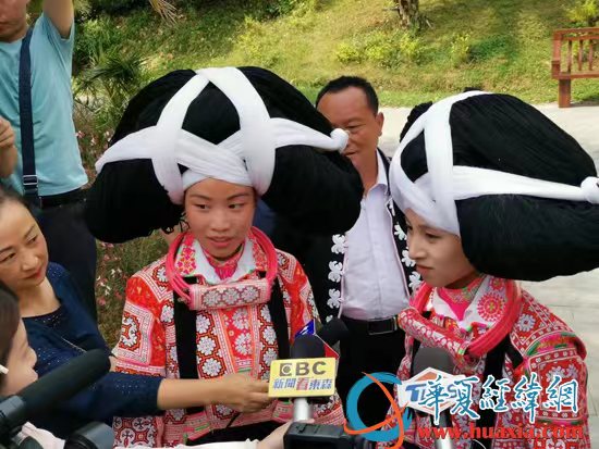 两岸媒体人多彩贵州行感受少数民族文化魅力