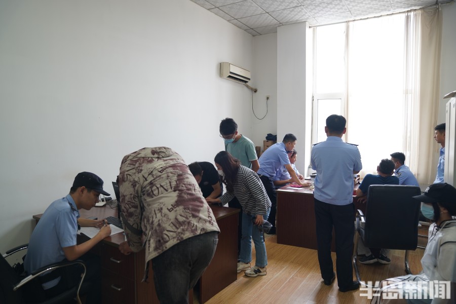 随警记丨车间内揪出窃贼，闪电出击抓逃犯！记者跟随城阳公安110民警出警