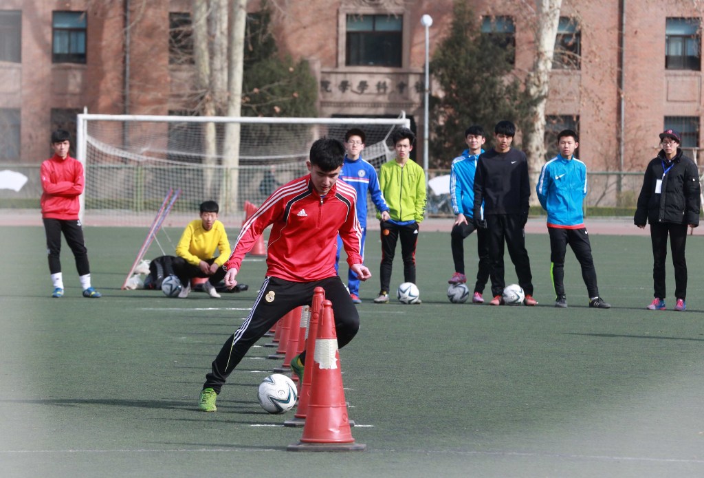 新闻周刊丨“踢”进象牙塔，升学新捷径？足球考试真不简单，伯乐的孩子也闹悬