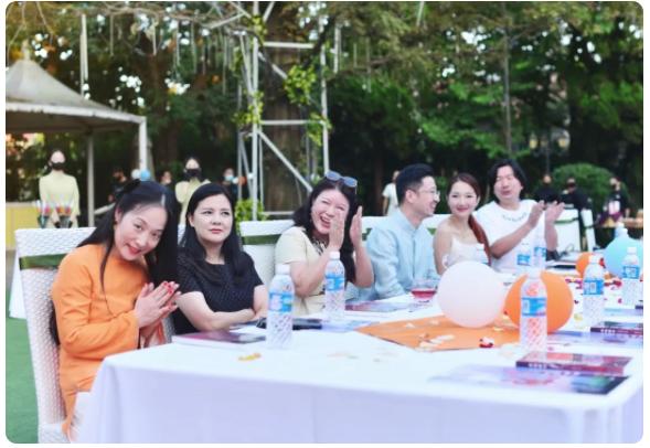 款款青岛青春十八魅杂志庆生