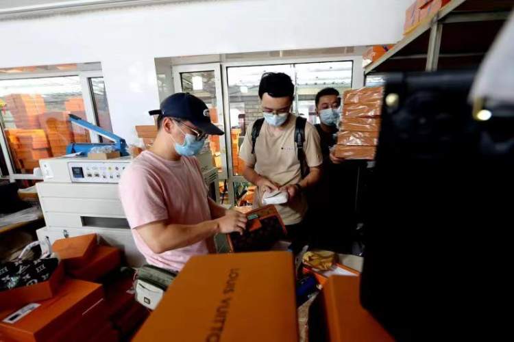 网包lv厂家直销,上海青浦警方破获lv制假团伙