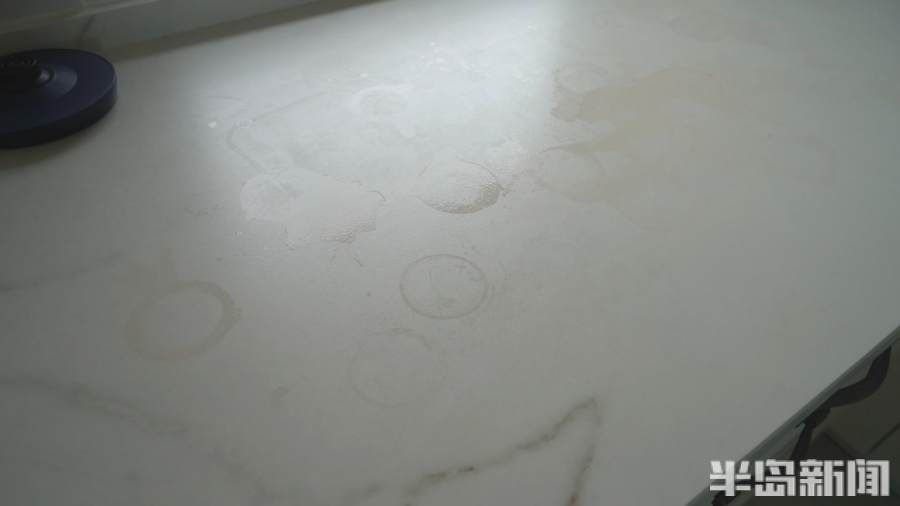 20多万买的“零渗透”橱柜花了脸！市民为台面留污渍讨说法，销售方称已过质保期