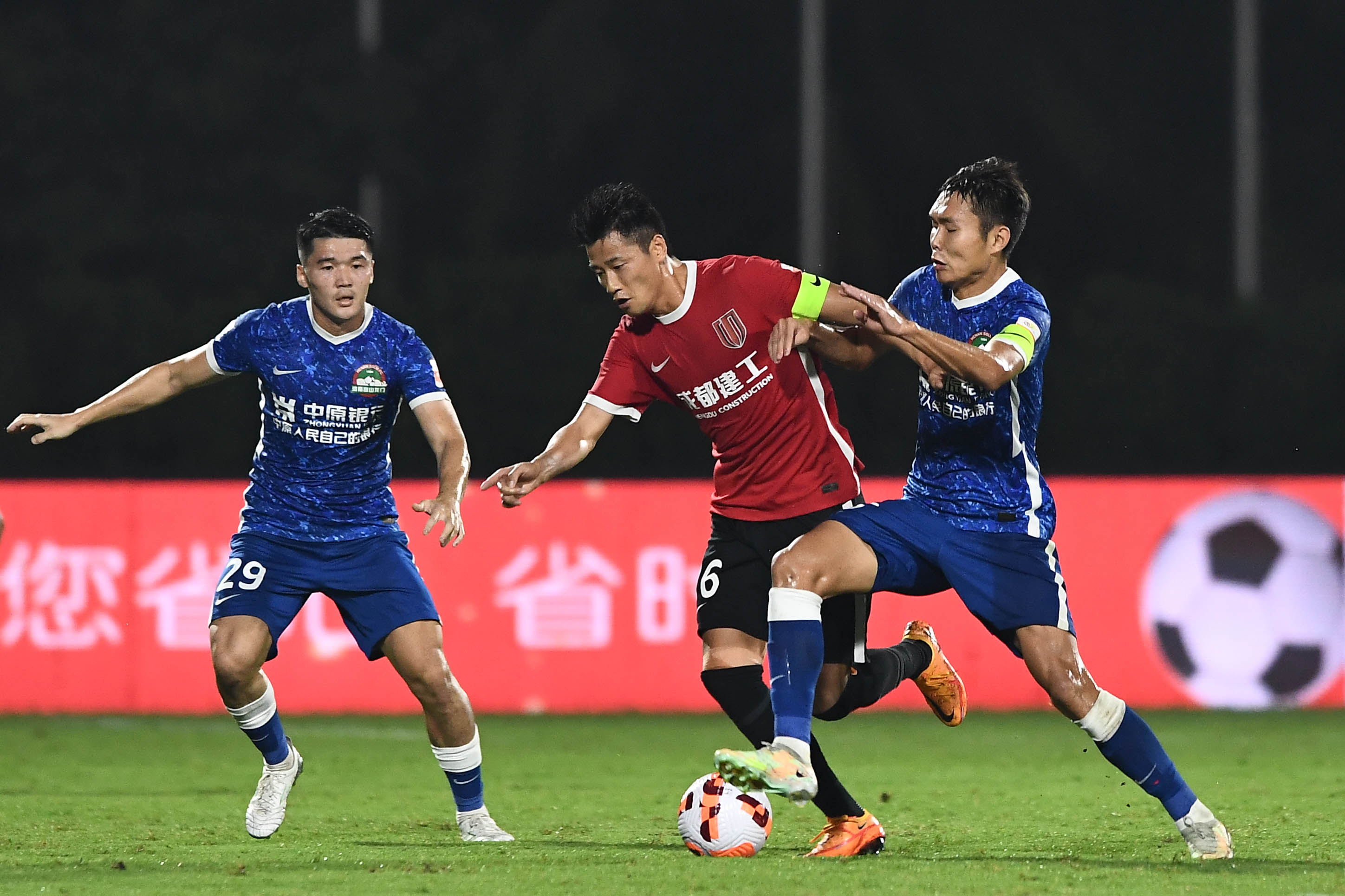 河南足球俱乐部vs成都蓉城,足球泰山队对成都蓉城队比赛