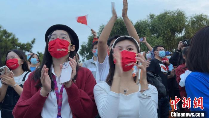 台青在京观升旗、了解*共中***党**史：“沉浸”体验大陆沧桑巨变