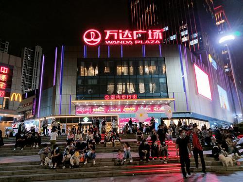 郑州国庆节客流,郑州街头国庆节氛围有了