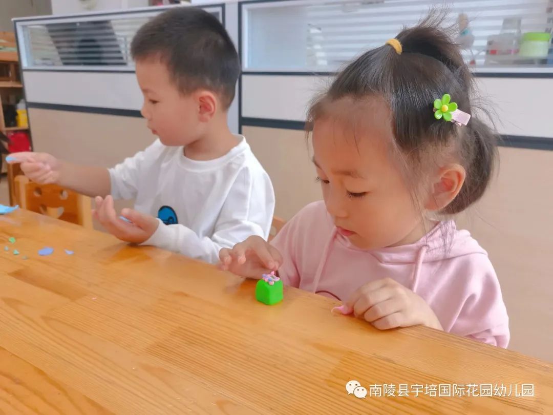 点赞他们在危急时刻挺身而出,点赞他们在烈日下的坚守