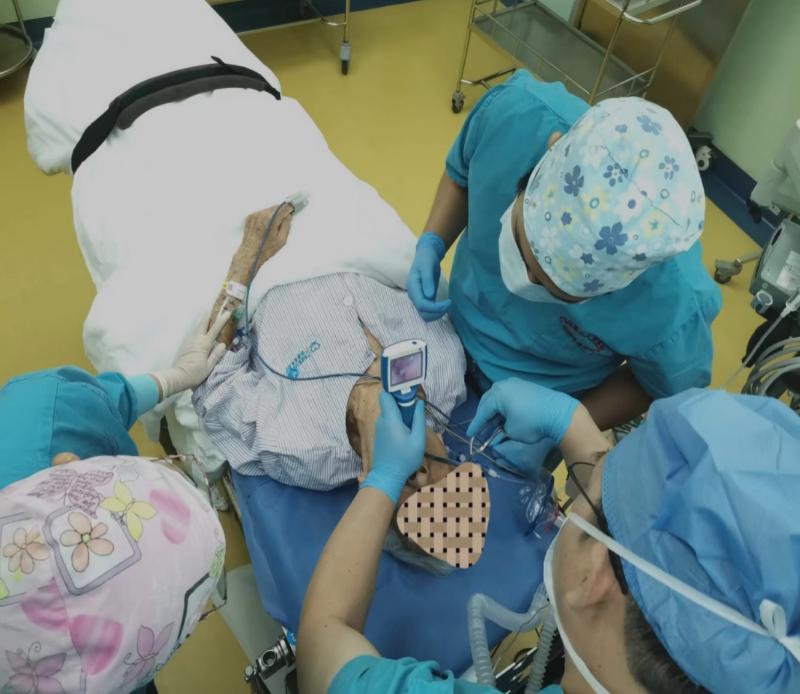 74岁老人误吞带钩假牙,老人误吞假牙怎么取出