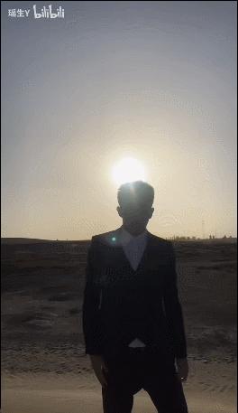 在星际穿越的玉米地摇花手,成了新的互联网荒诞艺术