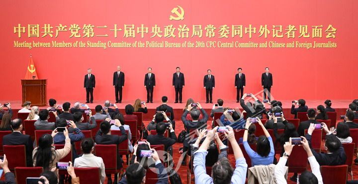 坚决拥护新一届中央领导集体巴渝儿女奋力在新征程上展现新气象实现新作为