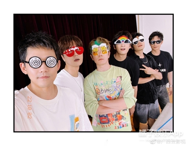 人是越来越红了，精神越来越不“正常”？