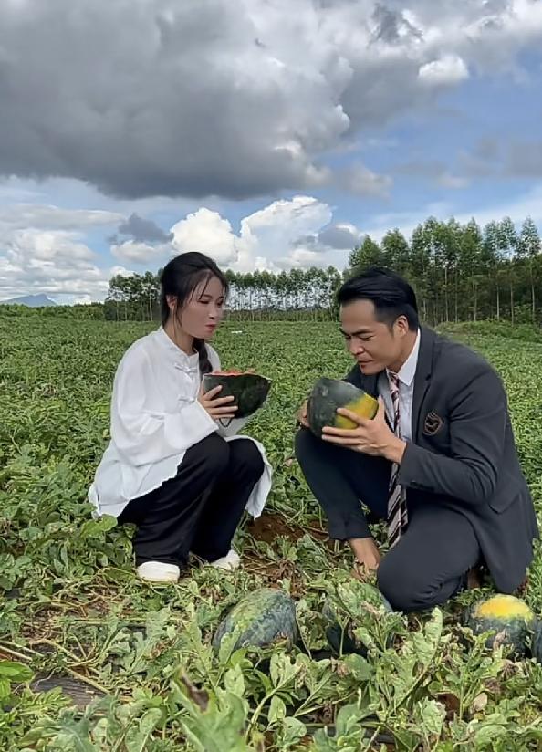 扮成杨过帮助滞销果农的小伙：靠“杨过犁田”走红，辗转广西各地拍视频