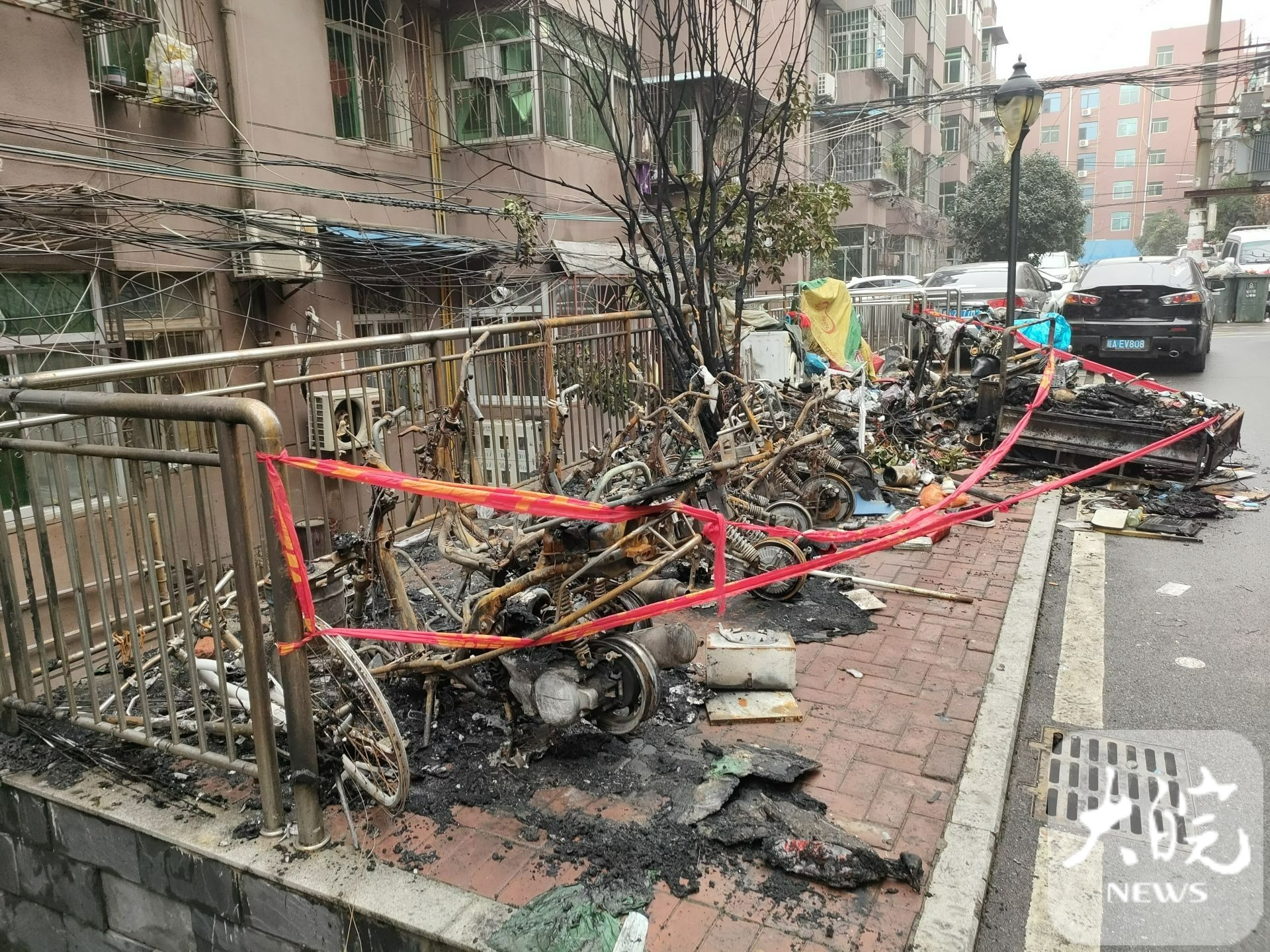 合肥某小区发生火灾事件,合肥一高层住宅楼深夜突发火灾