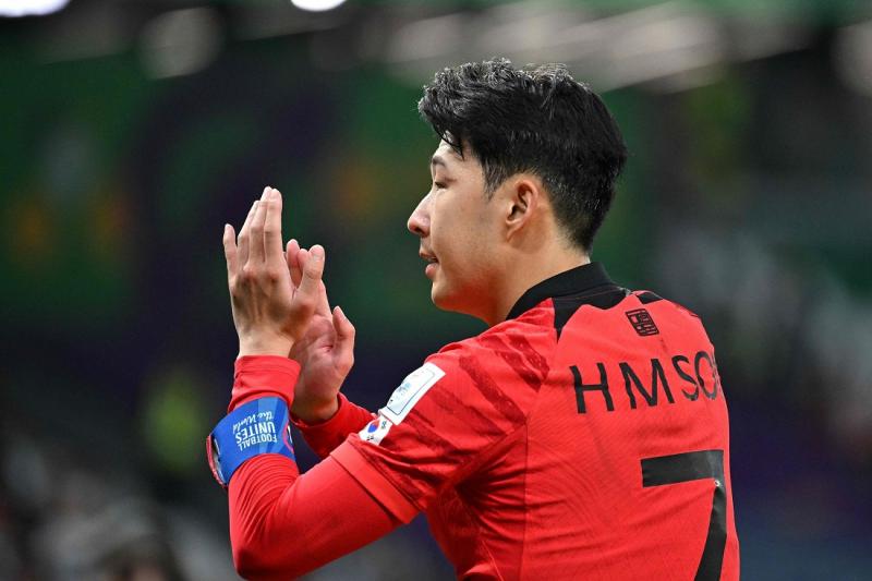 孙兴慜摘下面具痛哭,孙兴慜武球王失单刀难掩巨星本色