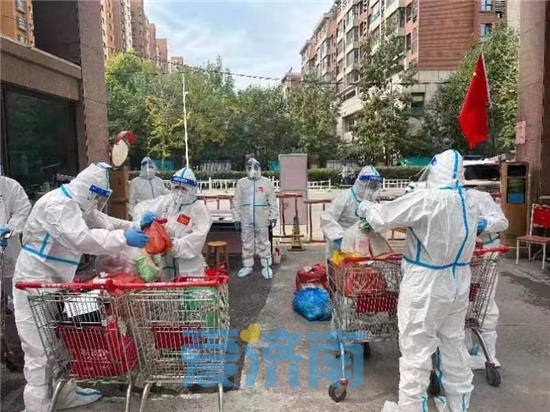 大白配送员,大白化身挑山工运送物资