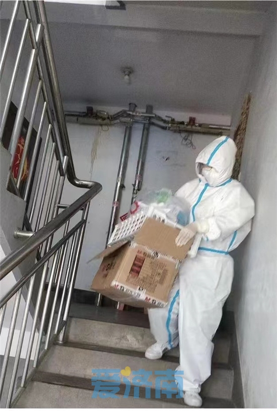 大白配送员,大白化身挑山工运送物资