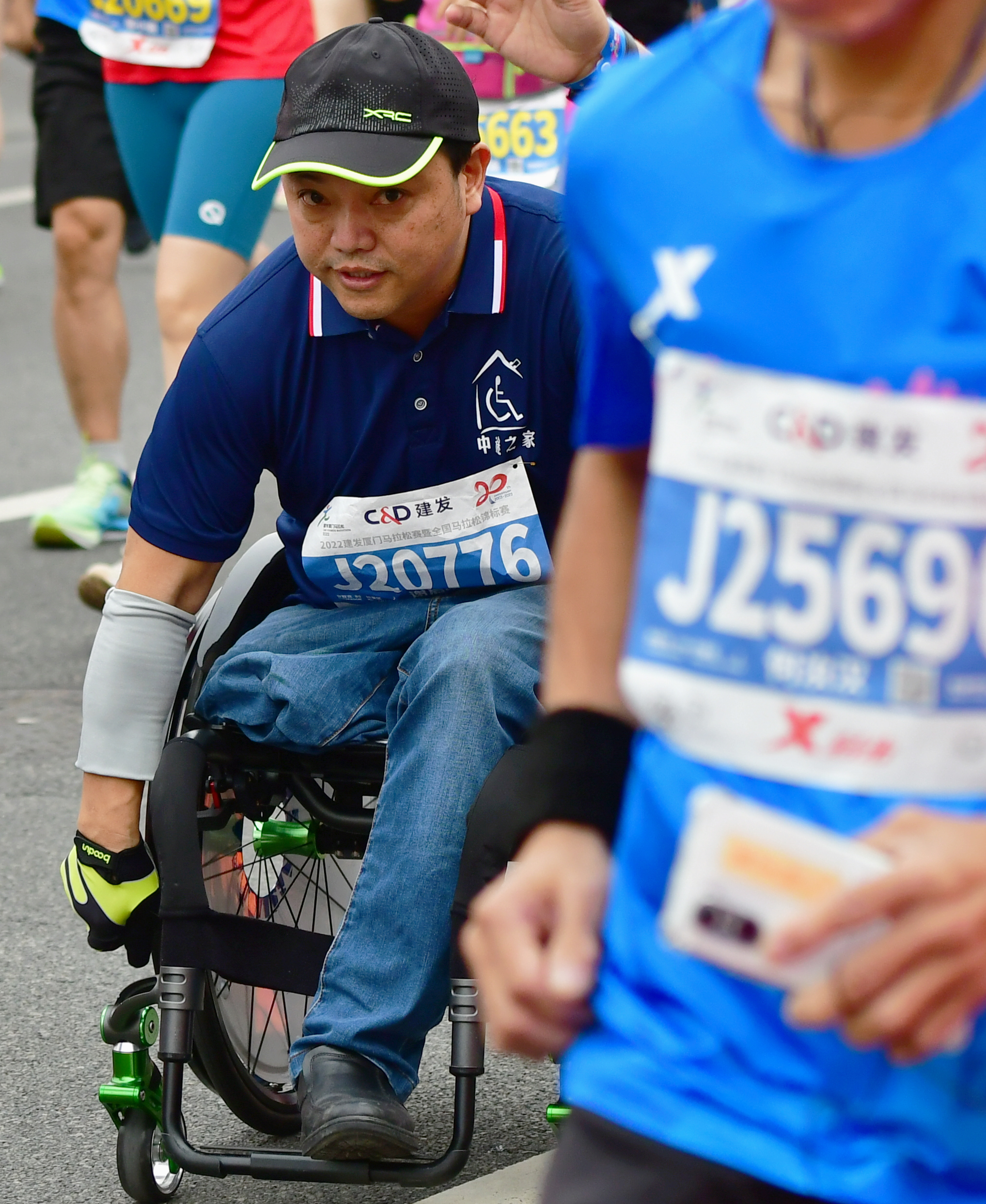 （图片故事）“轮椅跑者”谢启明：用双手“跑”出人生自信