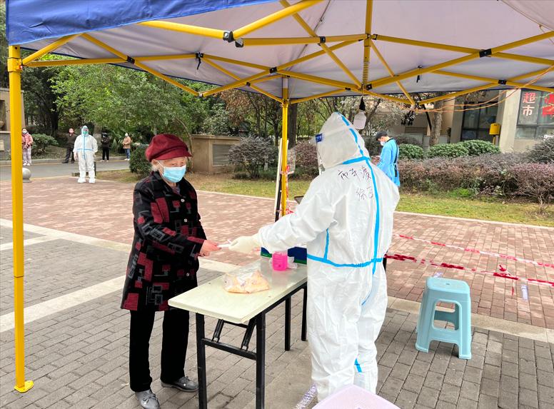 *党**员干部在“疫”线⑫｜徐飞：退伍不褪色，战“疫”中的军人本色