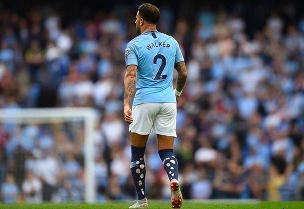 追光|不为人知的细节——好好的足球袜为啥剪破洞？