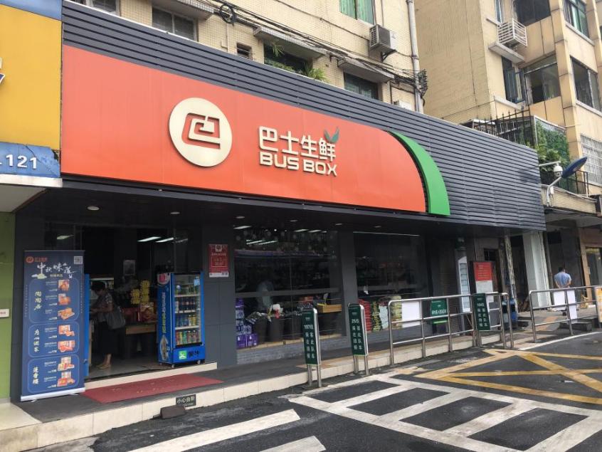 “通道”变“堤岸”，改造后的公交站场，乘车安全又方便