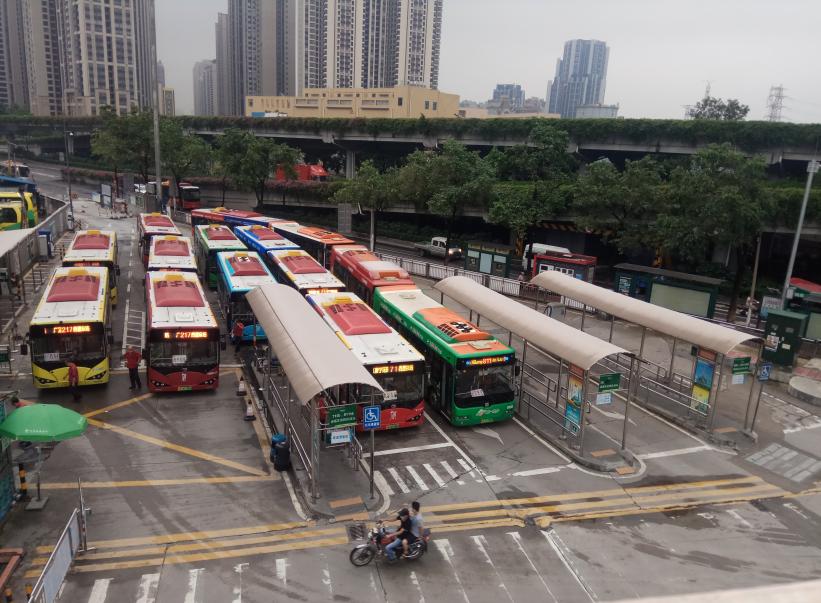 “通道”变“堤岸”，改造后的公交站场，乘车安全又方便