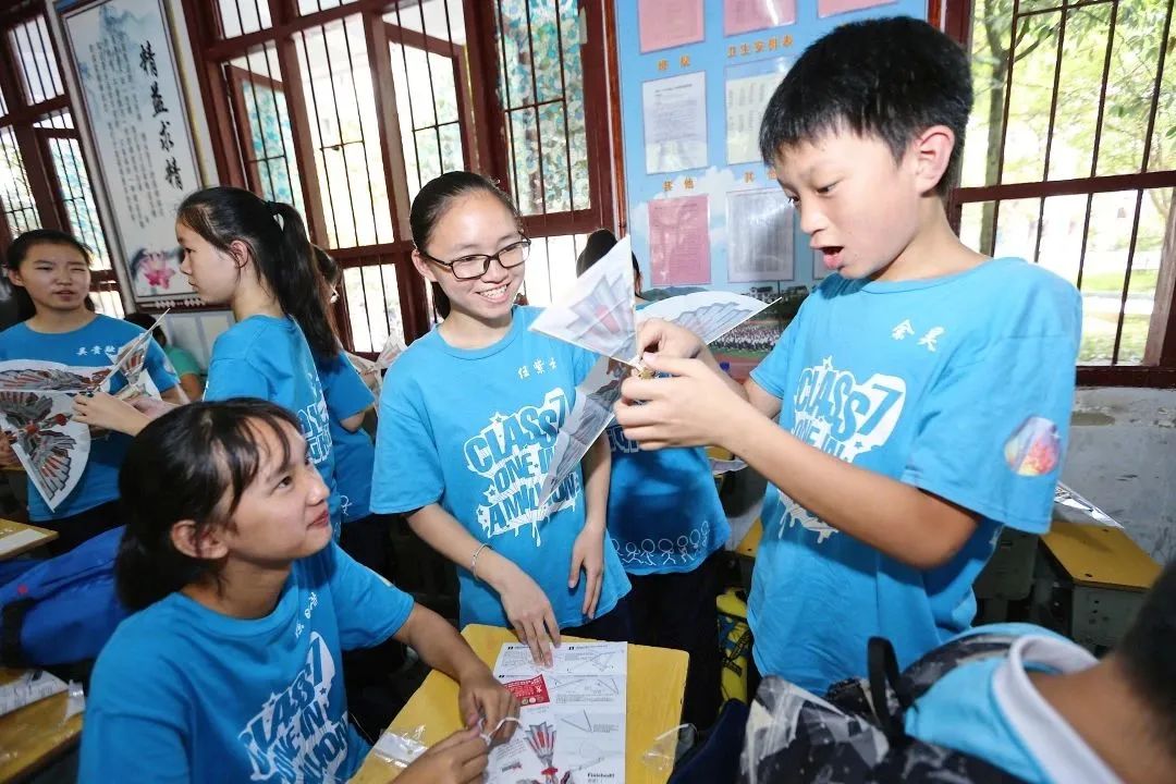 撑起乡村教育的希望,一支粉笔撑起一片蓝天