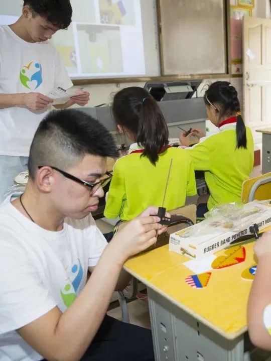 撑起乡村教育的希望,一支粉笔撑起一片蓝天