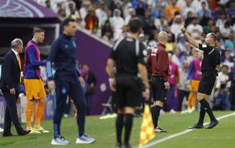 “小公主”本是执法世界杯决赛的头号热门，可惜荷阿大战自毁前程