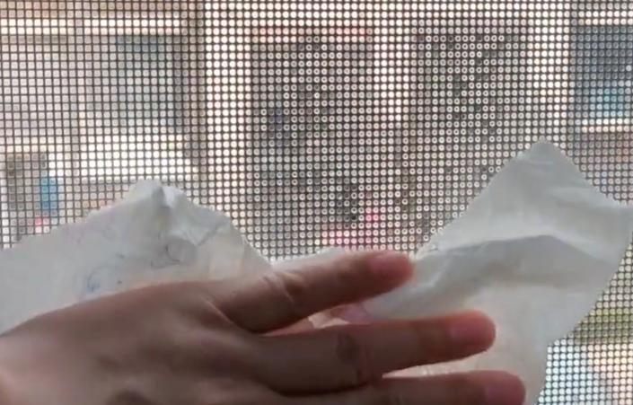 用什么工具去掉纱窗上的污渍,怎样清理厨房纱窗上的顽固污渍