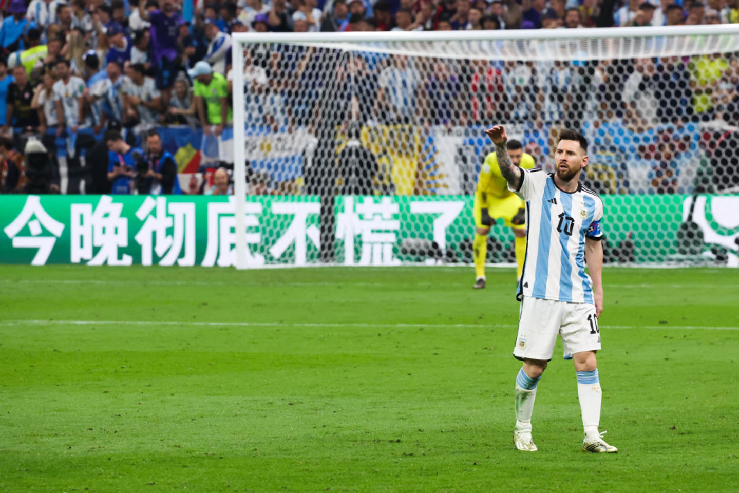 和梅西一起夺冠,与梅西争夺金球奖