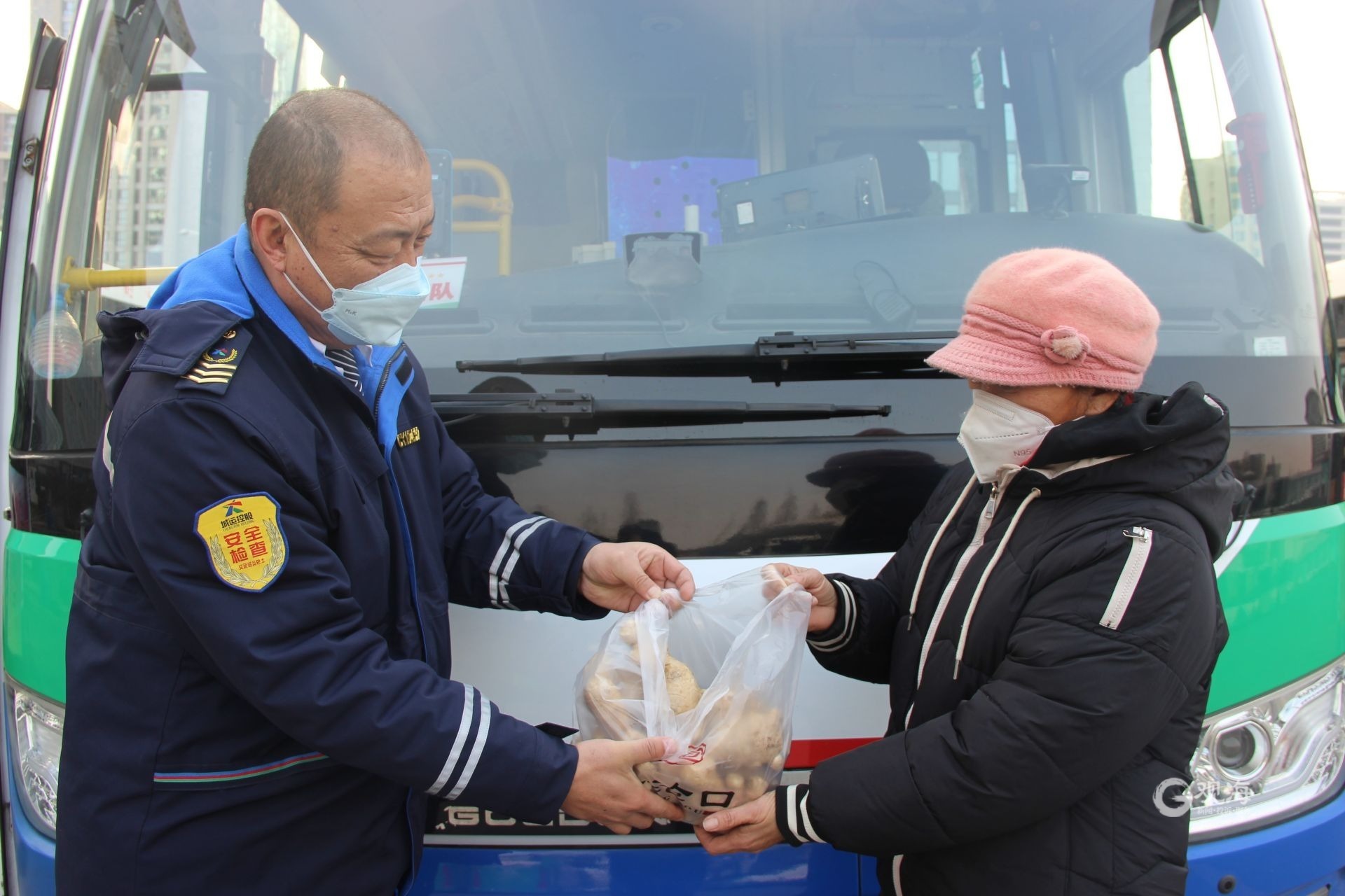 开设“观赏日出快车”、帮独居老人“代购”……青岛这些公交线路便民服务“上新”啦