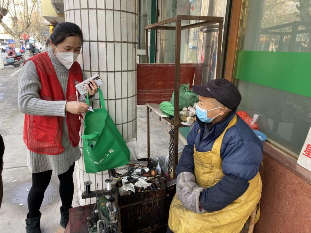 暖心服务小分队为困难居民送米,暖心配送服务小分队关爱重点人员