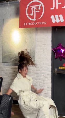 领JJ红包太兴奋！张棋惠主持尾牙惨跌「屁股重摔」　糗样全被拍