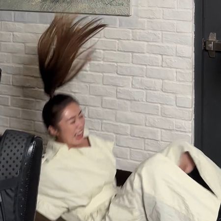 领JJ红包太兴奋！张棋惠主持尾牙惨跌「屁股重摔」　糗样全被拍