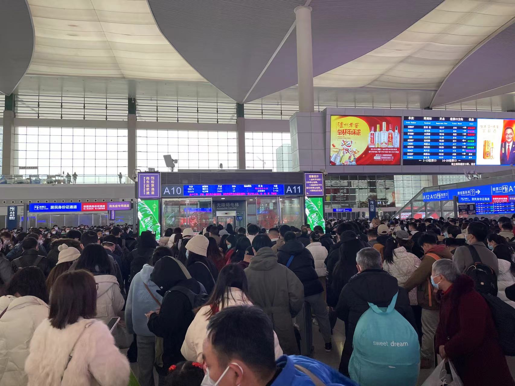 火车站人山人海视频真实,火车站人山人海候车厅原声视频