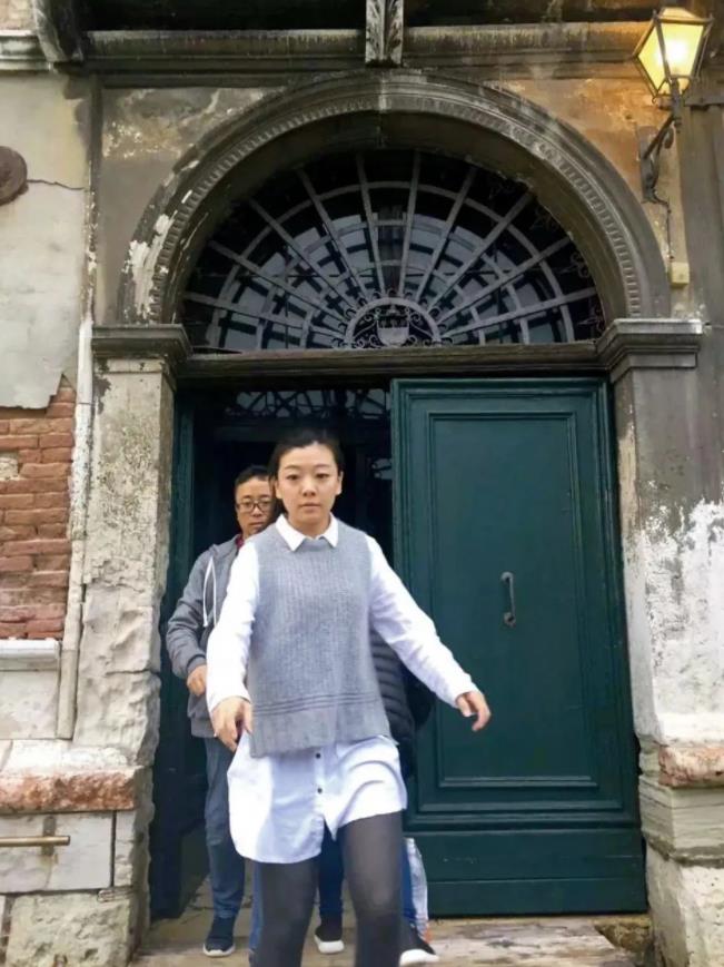 周建萍讲述韩美林,周建萍为韩美林做好一切准备