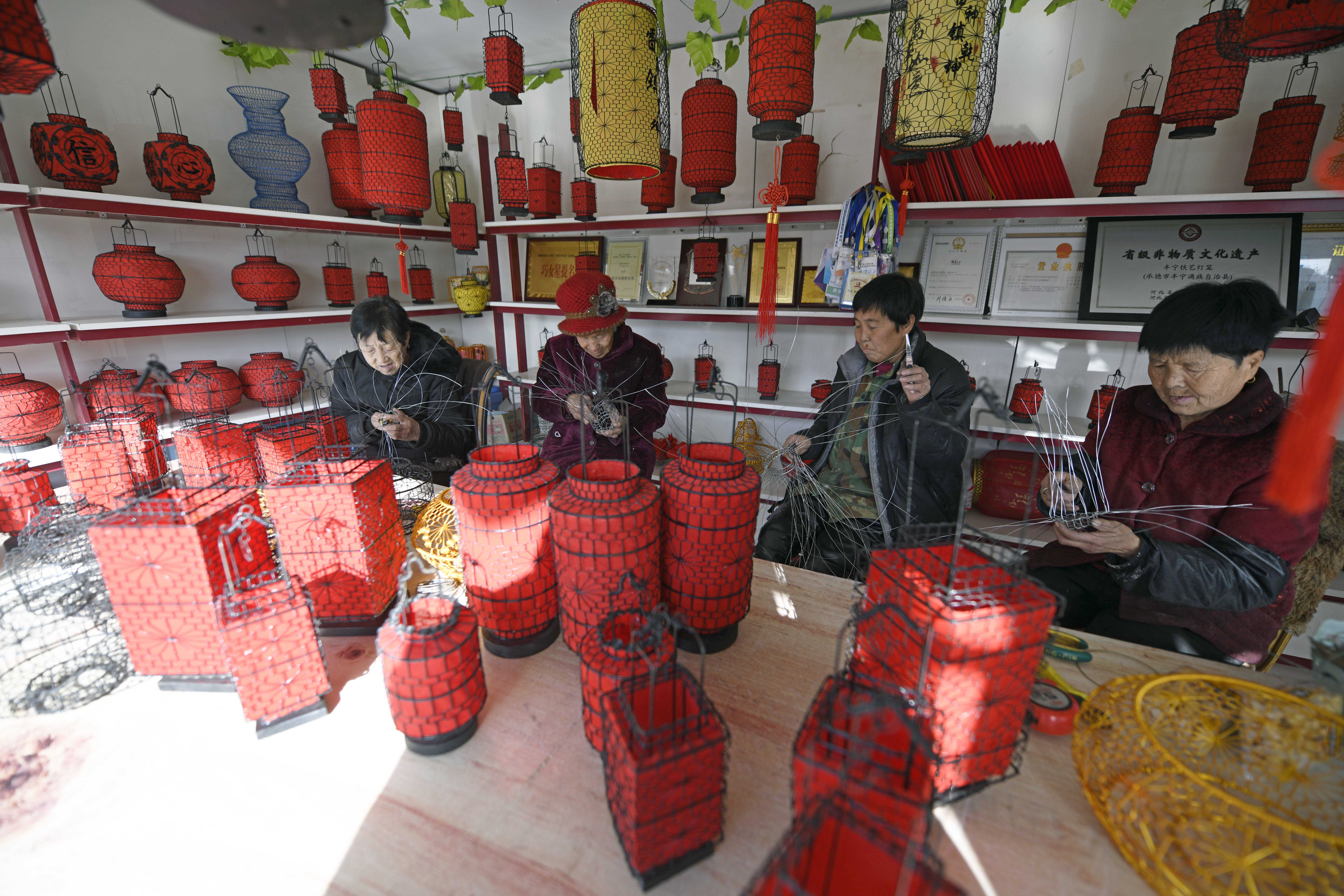 非遗灯笼制作河北,非遗迎新春巧手绘灯笼