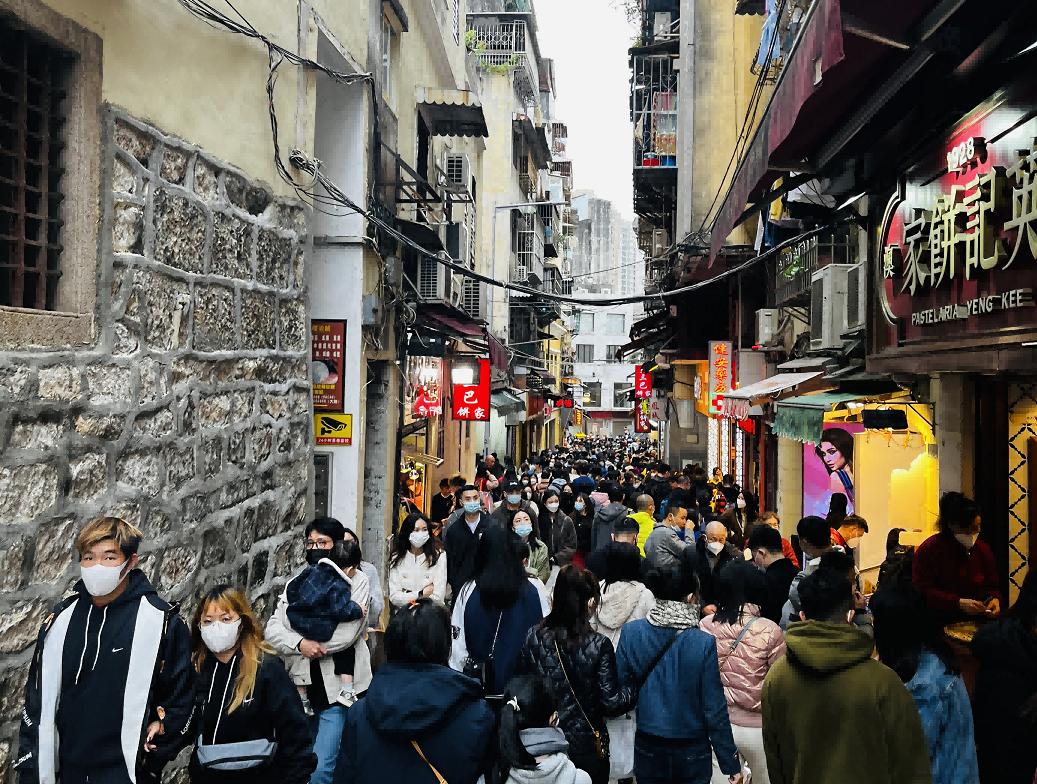 单日5万旅客涌入澳门：*场赌**生意又火爆起来，买手信要排两个钟
