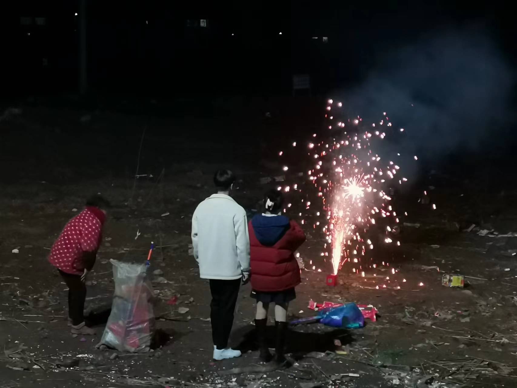 安徽洪河桥镇因烟花走红：河南人的网红打卡地，从元旦开始像过年，烟花放到凌晨3点