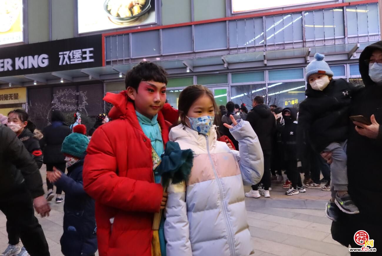 融媒·画像丨当百年非遗遇到稚嫩新面孔——“高跷公子”翩翩来