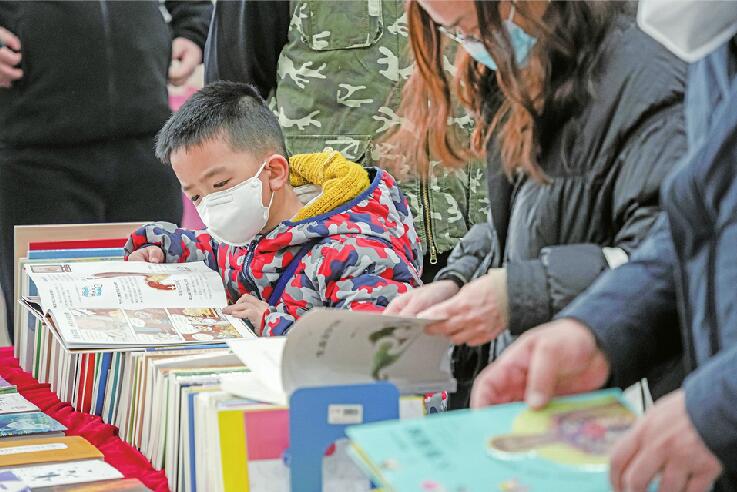 北京图书订货会首次在外省设立大型分会场，首届济南书市开幕打折后还能享优惠，今明两天快来“搬书”
